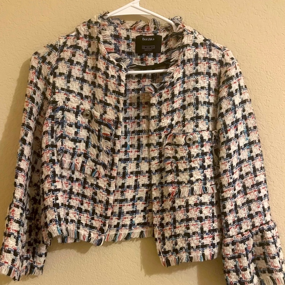 I bought this blazer in Spain at the Bershka store. Size S. It's like new.